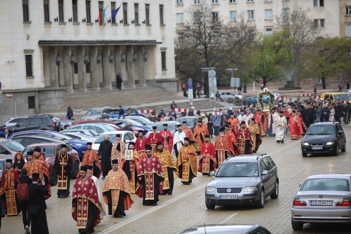 <p>Частица от мощите на свети Георги пристигна в София</p>