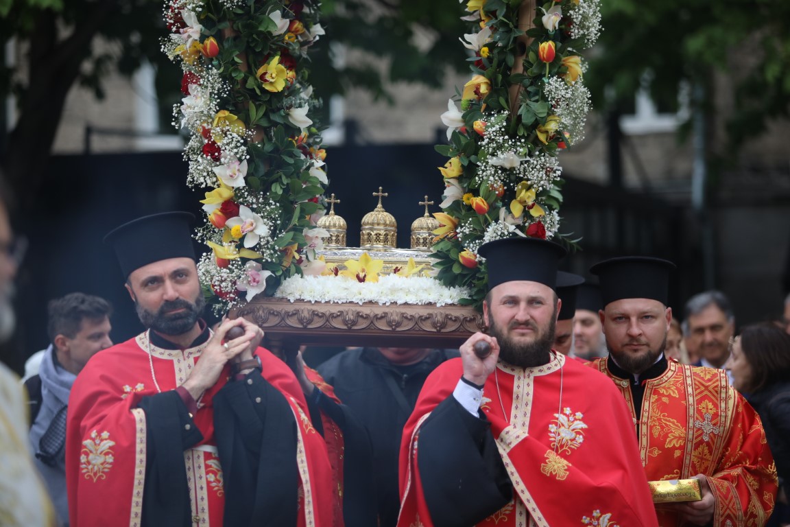 <p>Частица от мощите на свети Георги пристигна в София</p>