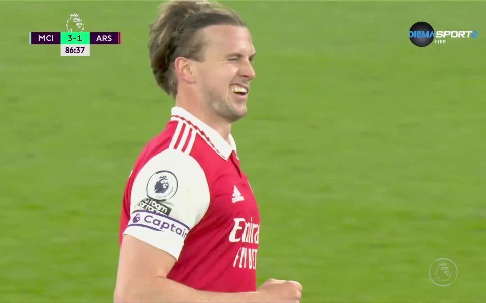 Четири минути преди края на редовното време артилеристите“ все пак