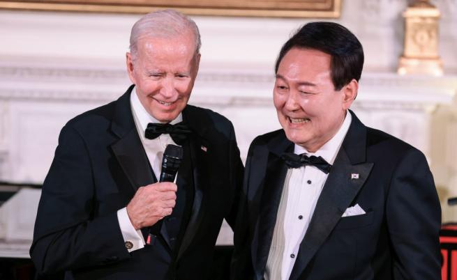 Президентът Байдън и президентът Юн излязоха на сцената и Байдън покани Юн, заради любовта му към песента Американски пай, да я изпее сам.