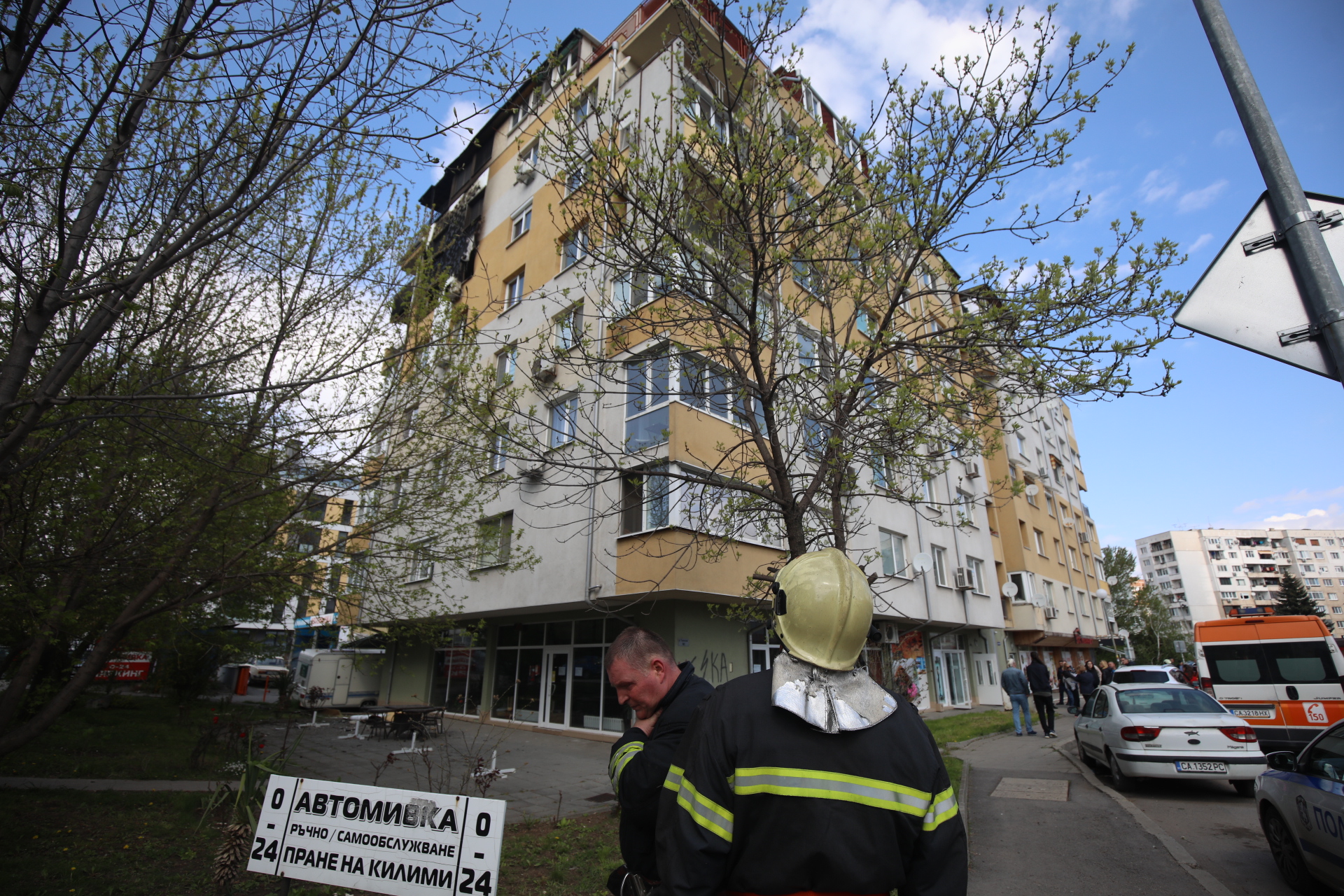 <p>Пожар избухна в жилищен блок в ж.к. Връбница 2 в София.</p>