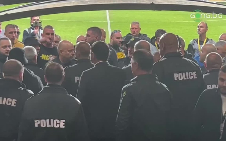 Гневни фенове на Ботев Пловдив поискаха обяснение от прокуриста на клуба Асен