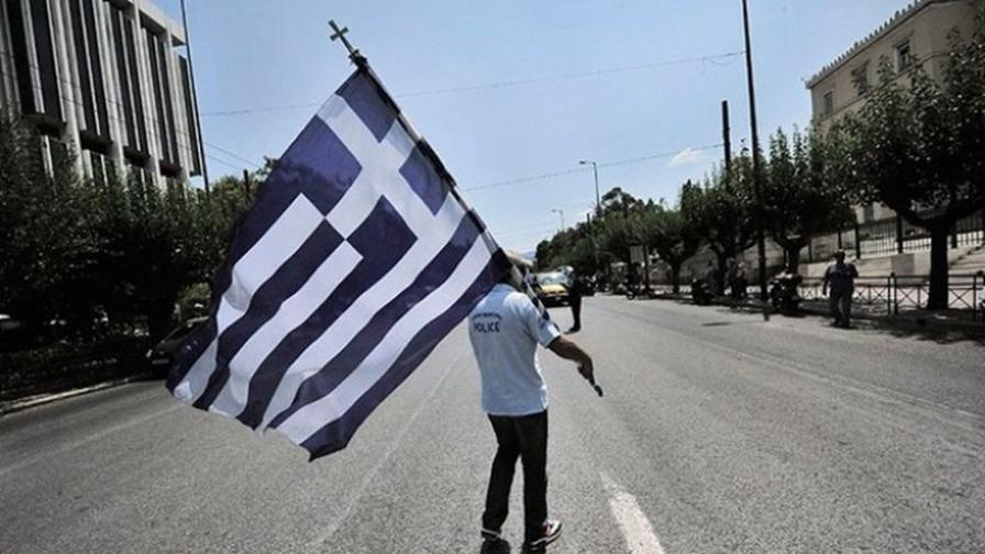 Българското посолство осъди поведението на българина, свалил знаме в Гърция