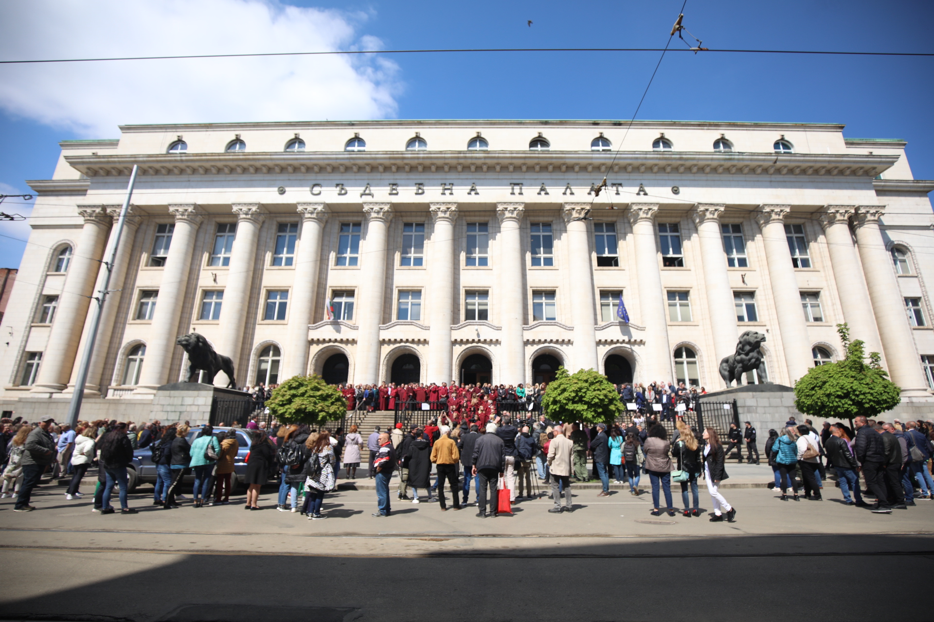 <p>Прокурори на протест заради атентата срещу Иван Гешев пред Съдебната палата в София</p>