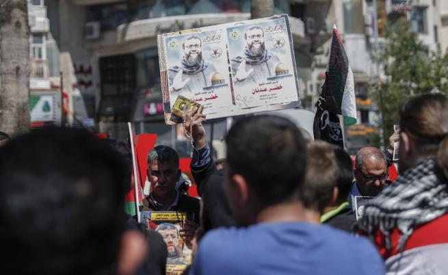 Хора протестират след смъртта на Хадер Аднан в килията му в израелски затвор.