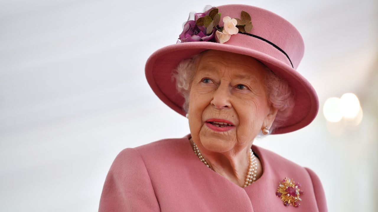 <p><strong>Цветни палта</strong>&nbsp;&ndash; Кралица Елизабет II често носеше палта в ярки цветове и подходящи към тяхшапки.&nbsp;Кралицата се обличаше в цветни дрехи, за да се откроява в тълпата.</p>