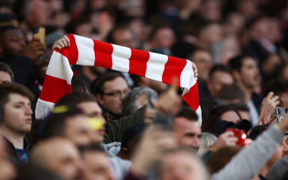 Фен на Арсенал е арестуван за насочване на лазер в