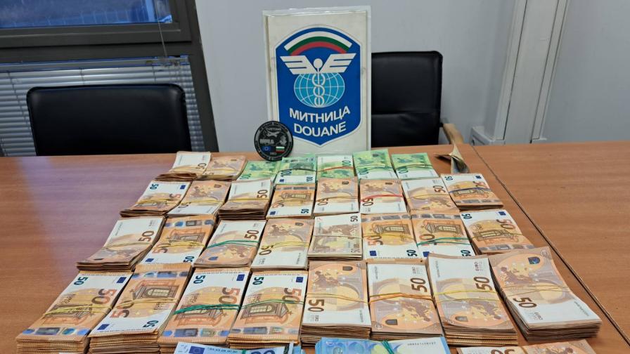 <p>Нов удар: Митничари иззеха недекларирана валута за над 1,4 млн. лв.</p>