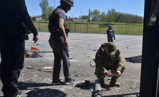 Зеленски: Най-малко 21 души са били убити при руски обстрел в Херсонска област