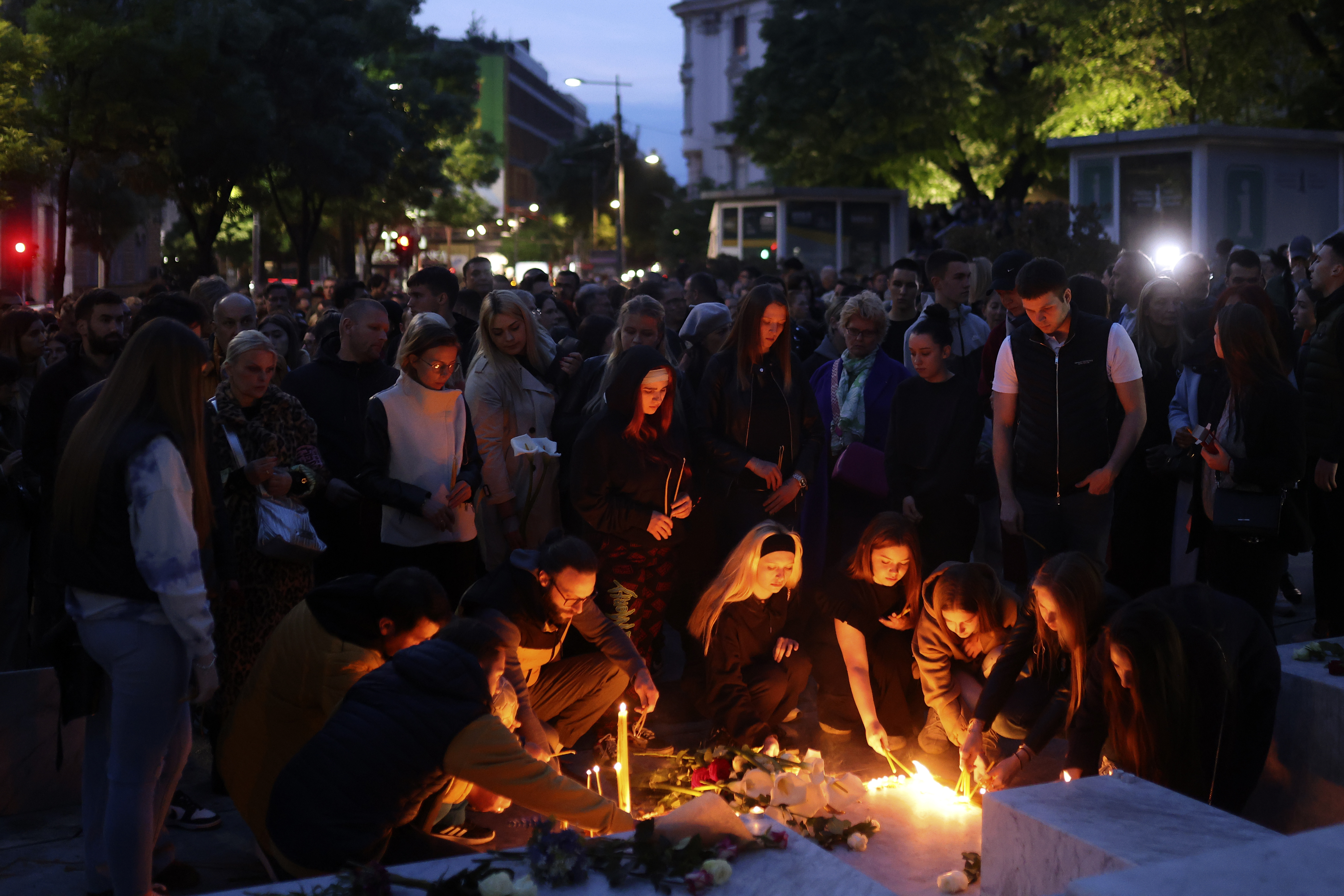 <p>Над хиляда граждани се събраха снощи пред училището в центъра на Белград, в което ученик застреля осем ученици и охранител. В пълна тишина дошлите почетоха паметта на убитите, като поднесоха цветя, запалиха свещи и оставиха плюшени играчки.</p>