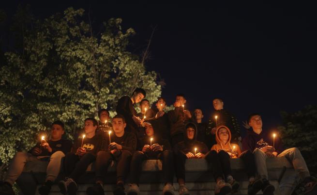 Масовата стрелба в училище: Жители на Белград почетоха паметта на убитите (СНИМКИ)