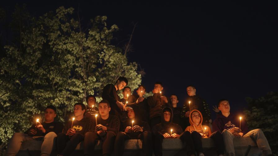 Масовата стрелба в училище: Жители на Белград почетоха паметта на убитите (СНИМКИ)