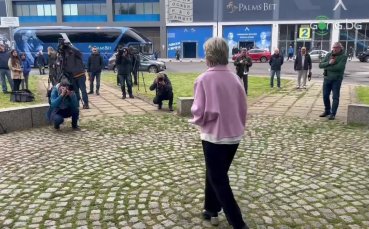 Весела Лечева също поднесе цветя пред паметника на Гунди