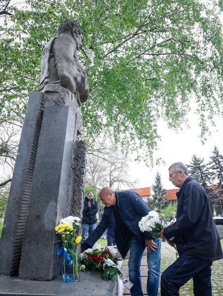 Поднасяне на цветя пред паметника на Гунди1