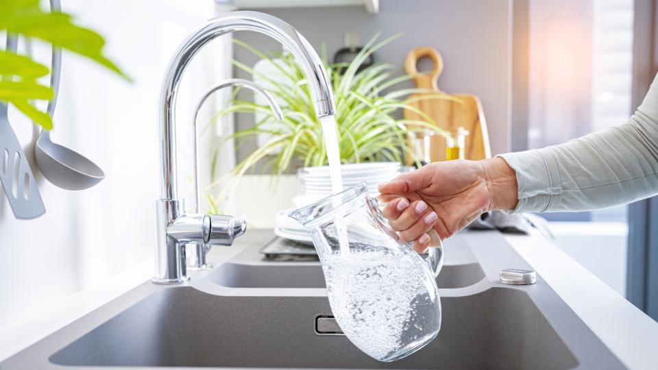 Вероятно пиете вода от чешмата у дома всеки ден. Но