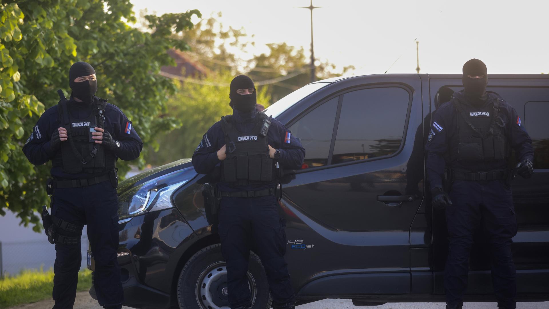 Шестима души са арестувани на няколко места в Сърбия поради