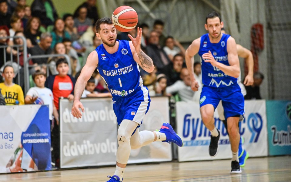 Васил Попов ще продължи да носи екипа на баскетболния Рилски