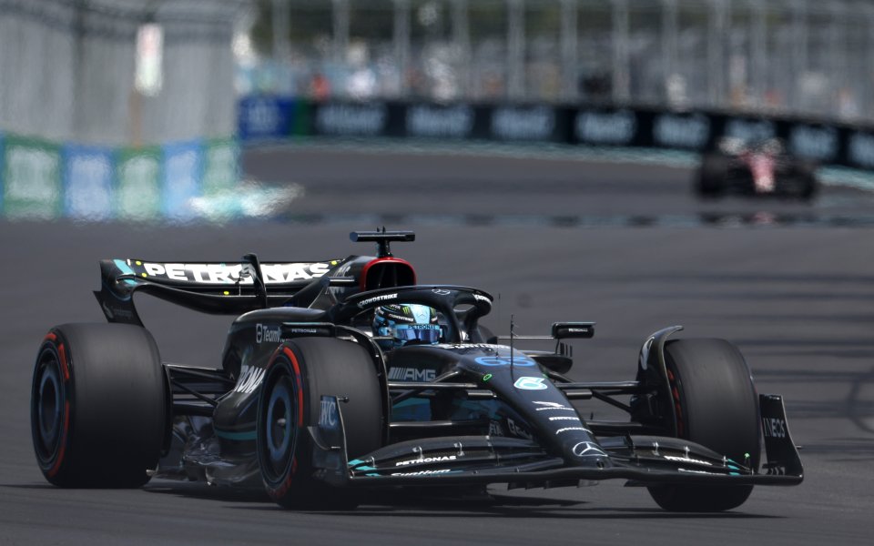 Джордж Ръсел победи съотборника си Люис Хамилтън, а двата болида