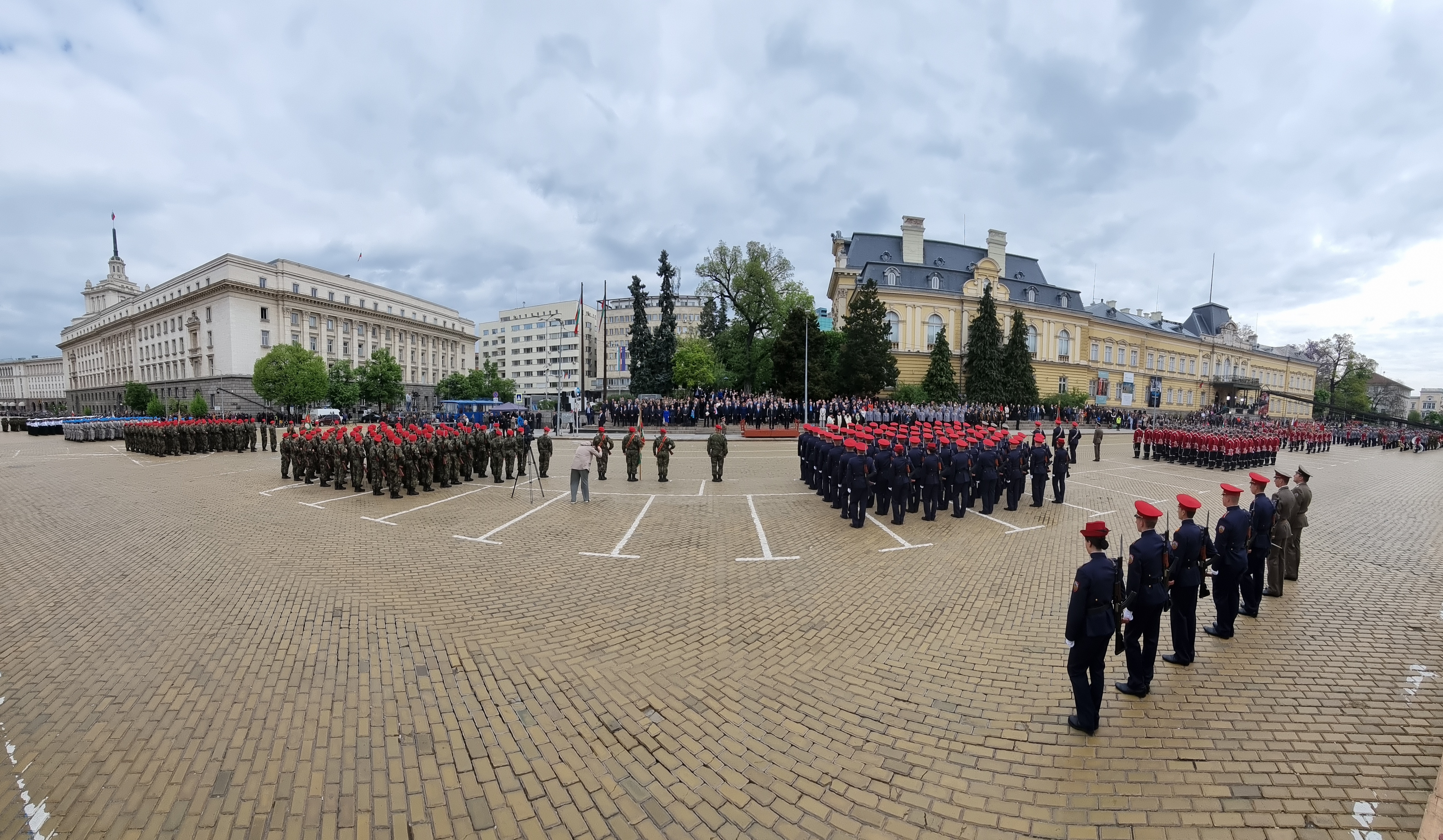 <p>Денят на храбростта и празник на Българската армия се отбелязва с водосвет на бойните знамена и знамената светини, и военен парад.</p>