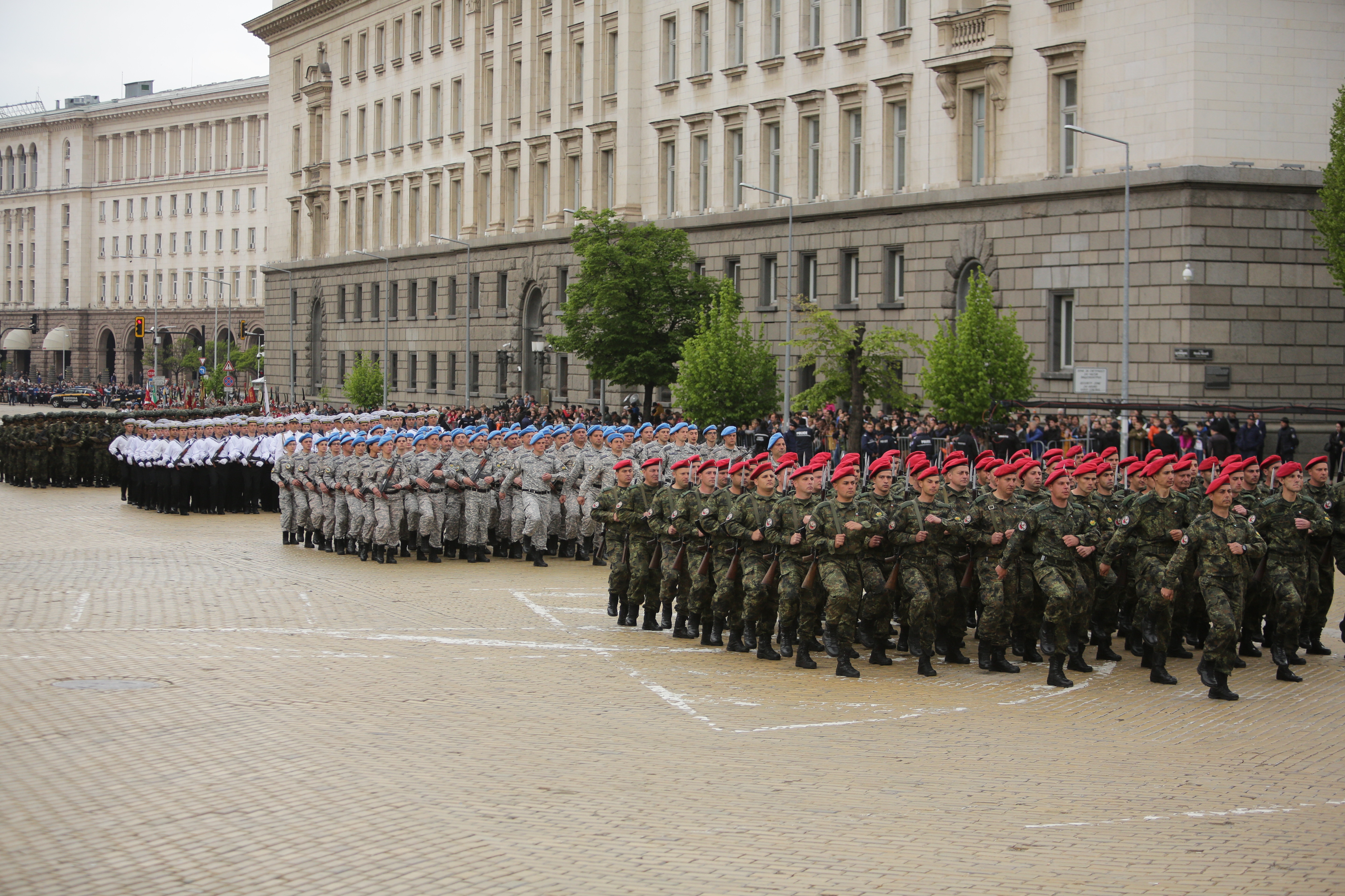 <p>Денят на храбростта и празник на Българската армия се отбелязва с водосвет на бойните знамена и знамената светини, и военен парад.</p>