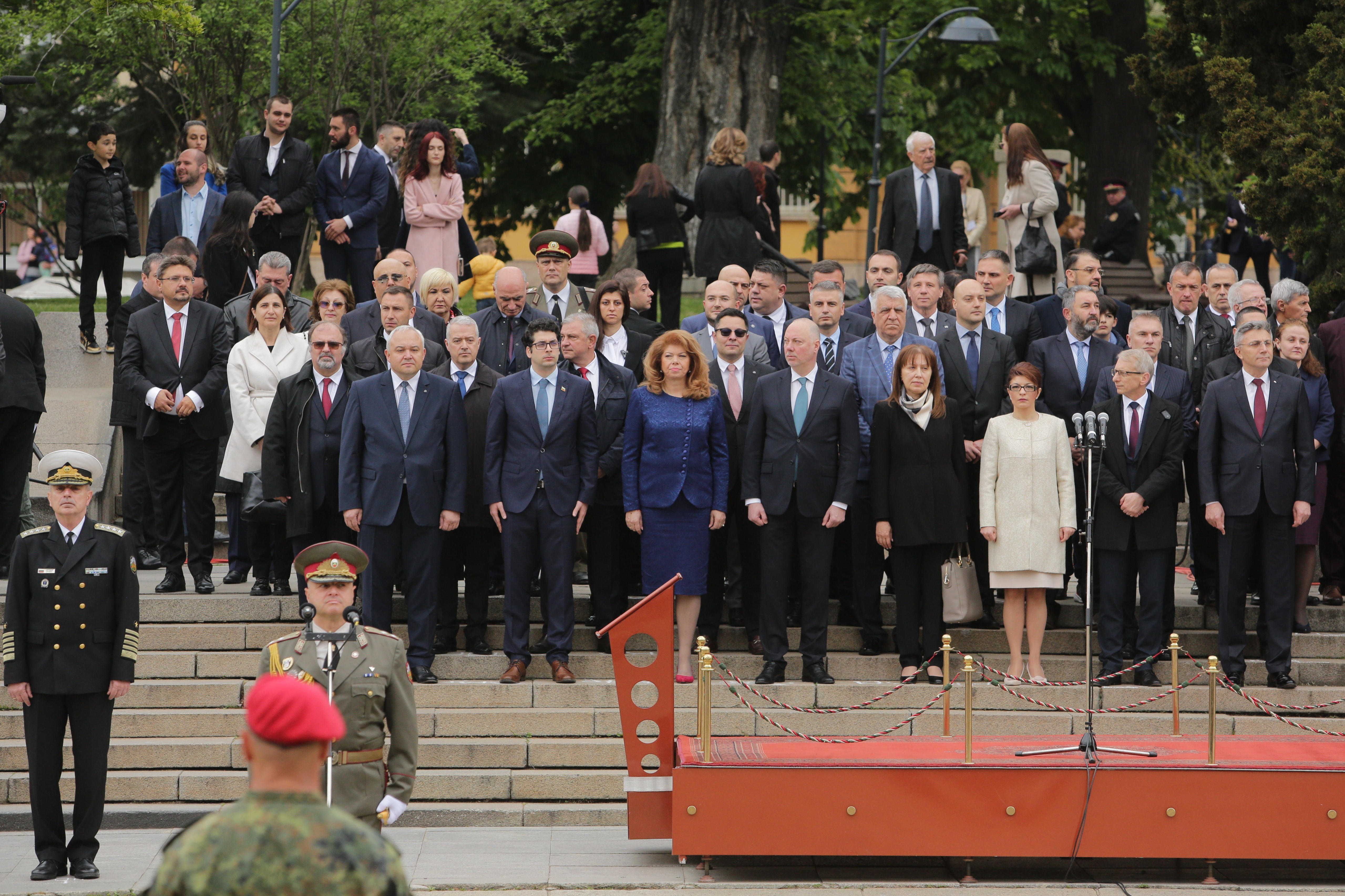 <p>Денят на храбростта и празник на Българската армия се отбелязва с водосвет на бойните знамена и знамената светини, и военен парад.</p>