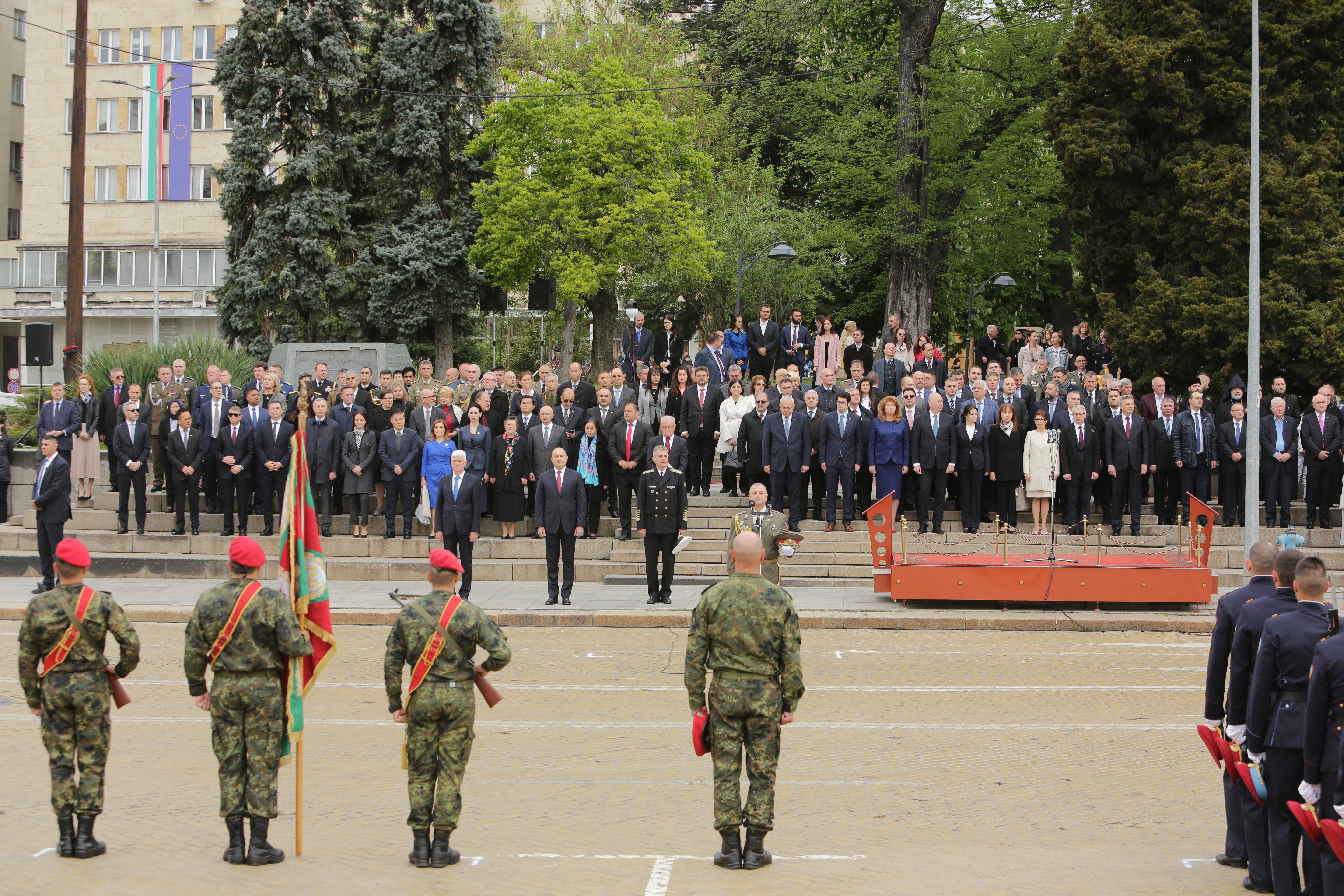 <p>Денят на храбростта и празник на Българската армия се отбелязва с водосвет на бойните знамена и знамената светини, и военен парад.</p>