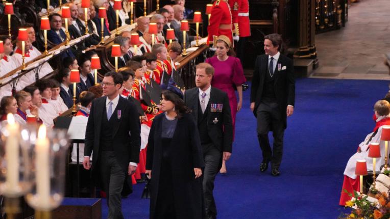  Принц Хари дойде самичък на коронацията на татко си 