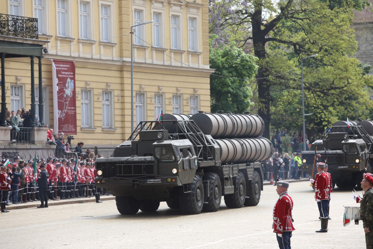 <p>Денят на храбростта и празник на Българската армия се отбелязва с водосвет на бойните знамена и знамената светини, и военен парад.</p>
