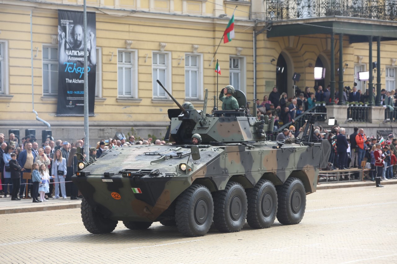 <p>Денят на храбростта и празник на Българската армия се отбелязва с водосвет на бойните знамена и знамената светини, и военен парад.</p>