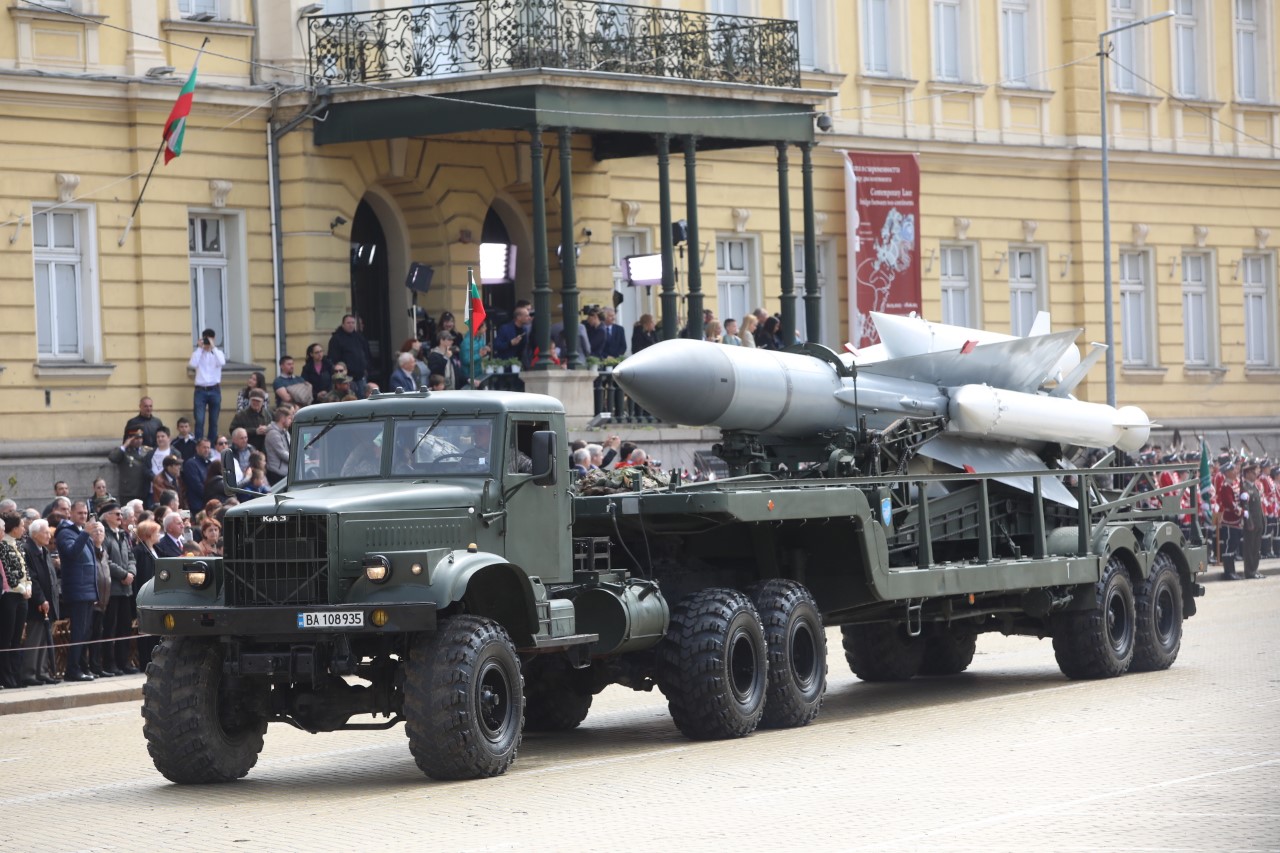 <p>Денят на храбростта и празник на Българската армия се отбелязва с водосвет на бойните знамена и знамената светини, и военен парад.</p>