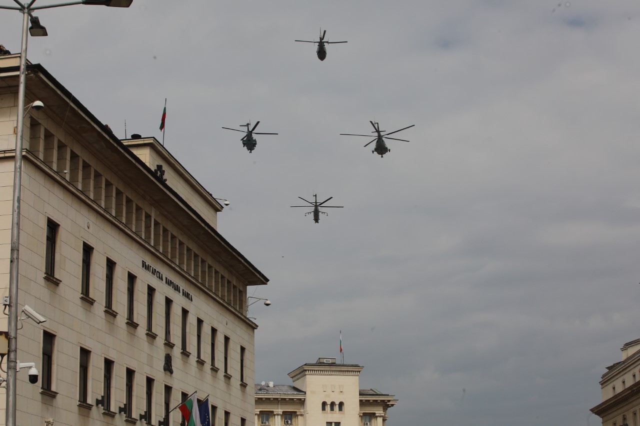 <p>Денят на храбростта и празник на Българската армия се отбелязва с водосвет на бойните знамена и знамената светини, и военен парад.</p>