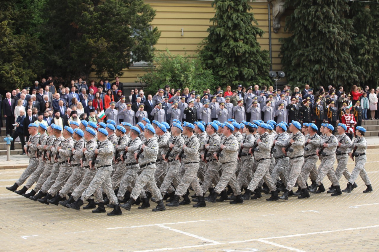 <p>Денят на храбростта и празник на Българската армия се отбелязва с водосвет на бойните знамена и знамената светини, и военен парад.</p>