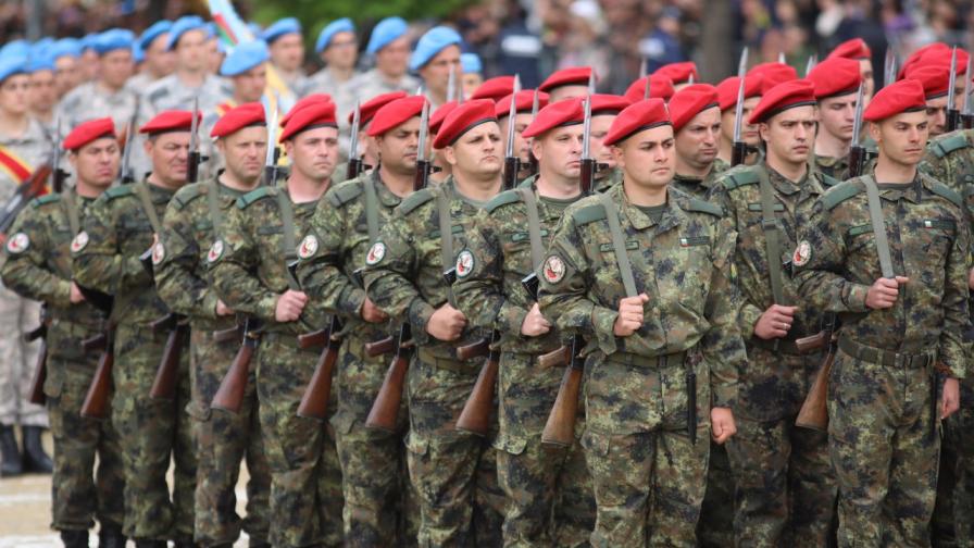 <p>За празника: Военен парад и водосвет на бойните знамена (СНИМКИ)</p>