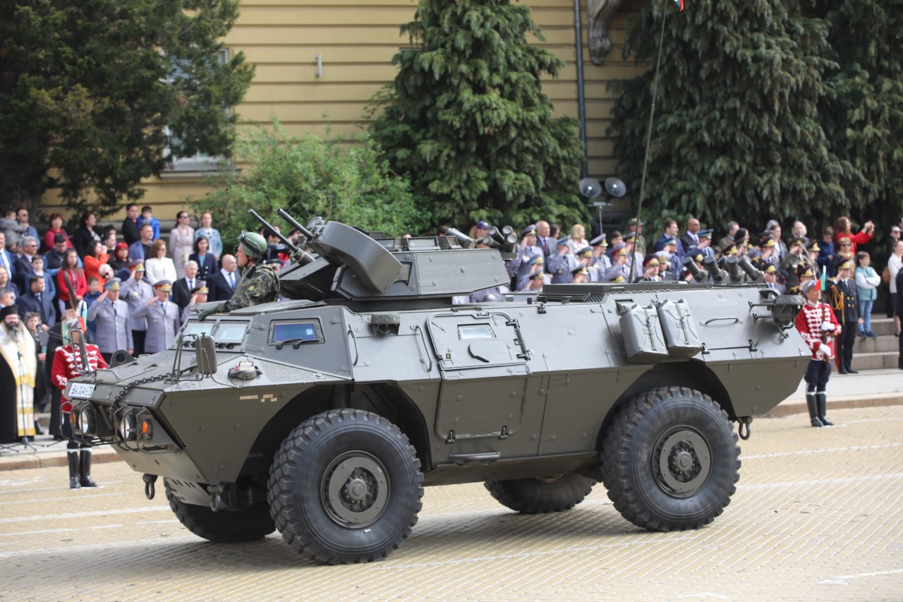 <p>Денят на храбростта и празник на Българската армия се отбелязва с водосвет на бойните знамена и знамената светини, и военен парад.</p>