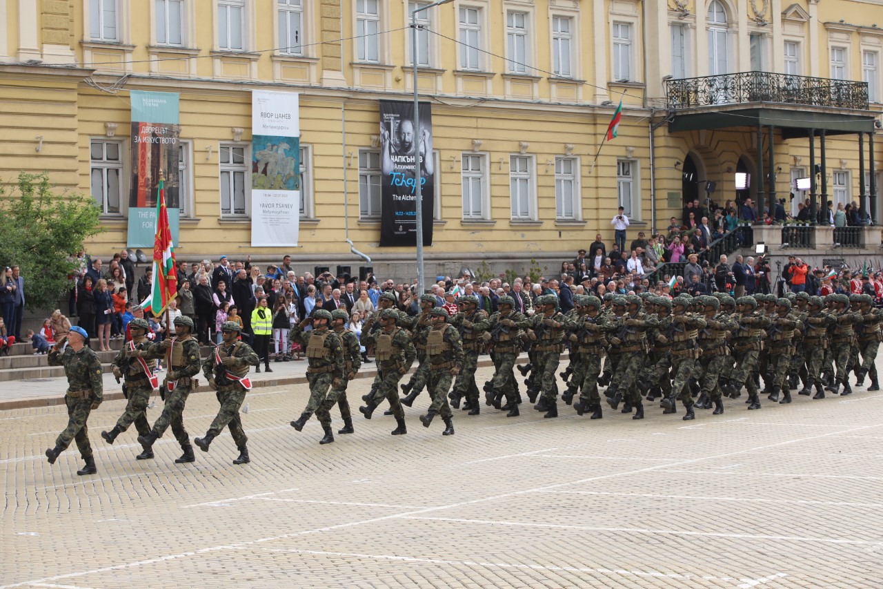 <p>Денят на храбростта и празник на Българската армия се отбелязва с водосвет на бойните знамена и знамената светини, и военен парад.</p>