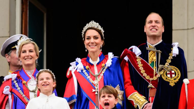 Кралското семейство се събра на балкона на Бъкингамския дворец