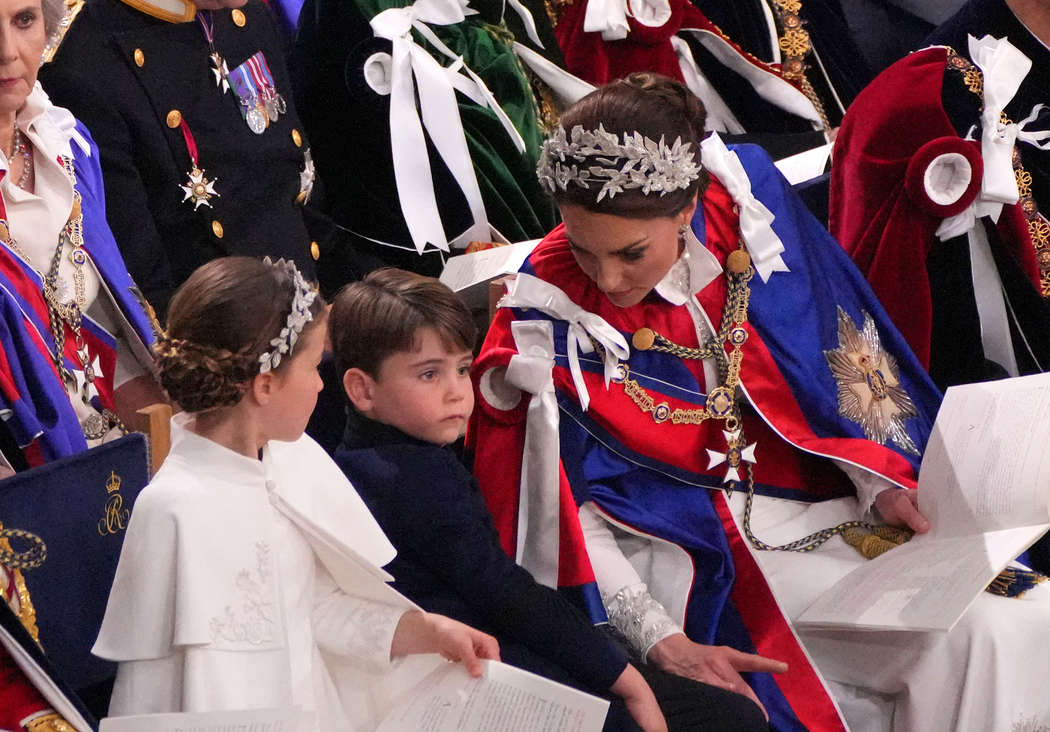 <p>Церемонията по коронацията на крал Чарлз Трети и съпругата му, кралица Камила, безспорно насочи вниманието на всички върху кралската двойка. Някой обаче все пак успя &quot;да открадне шоуто им&quot; и това беше 5-годишният Луи, най-малкото дете на престолонаследника принц Уилям и съпругата му Катрин.</p>