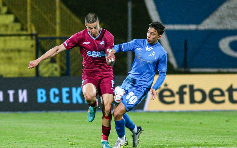  Арис Солун проявява интерес към халфа на Левски Филип Кръстев,