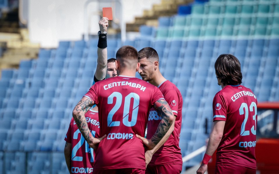 След средата на първата част на двубоя между Септември и