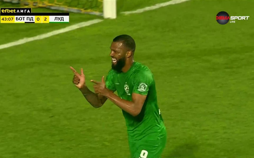 Отборът на Лудогорец вече води с 2:0 при визитата си