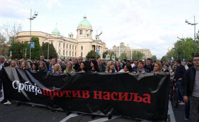 Хиляди на протест в Белград след масовите стрелби в Сърбия