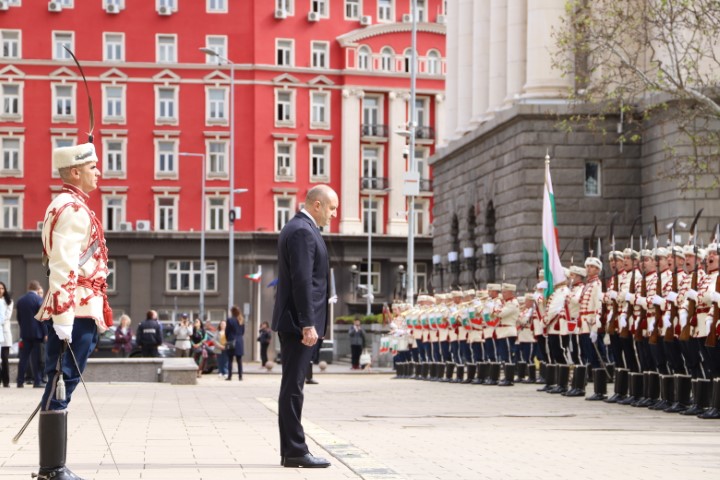 <p>Държавният глава Румен Радев и вицепрезидентът Илияна Йотова присъстваха на церемония по издигането на знамето на Европейския съюз пред президентската институция. Преди нея президентът прие почетния караул на Националната гвардейска част</p>