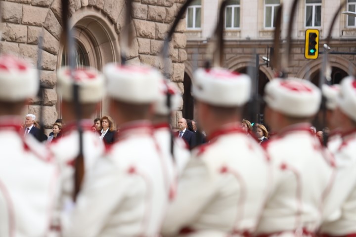 <p>Държавният глава Румен Радев и вицепрезидентът Илияна Йотова присъстваха на церемония по издигането на знамето на Европейския съюз пред президентската институция. Преди нея президентът прие почетния караул на Националната гвардейска част</p>