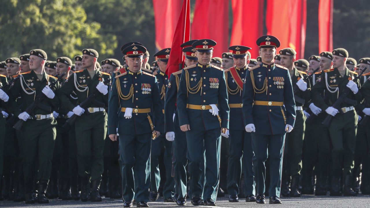 <p>Руски военнослужещи маршируват в центъра на Москва.</p>