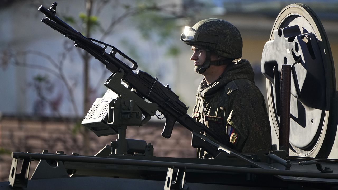 <p>Руски военнослужещ стои в превозно средство, движещо се към Червения площад, за да присъства на военния парад за Деня на победата в Москва.</p>