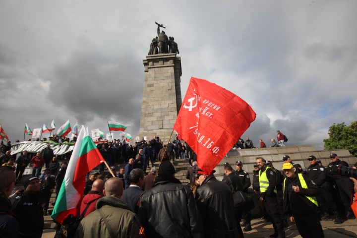 <p>Забраниха Безсмъртния полк в София, той обаче потегли към Паметника на Съветската армия</p>