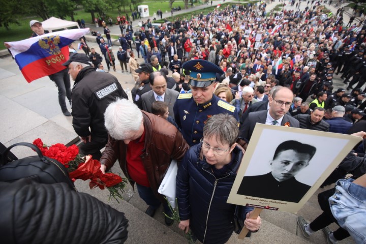 <p>Забраниха Безсмъртния полк в София, той обаче потегли към Паметника на Съветската армия</p>