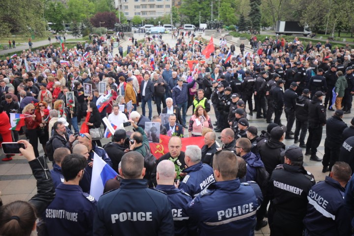 <p>Забраниха Безсмъртния полк в София, той обаче потегли към Паметника на Съветската армия</p>