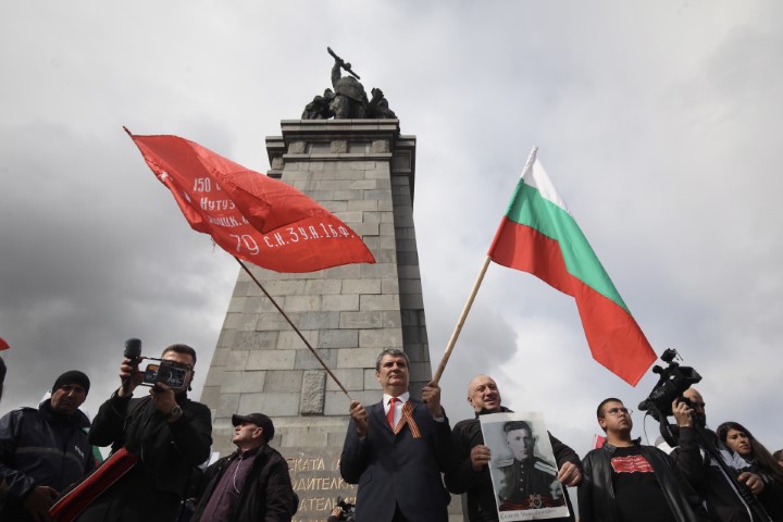 <p>Забраниха Безсмъртния полк в София, той обаче потегли към Паметника на Съветската армия</p>