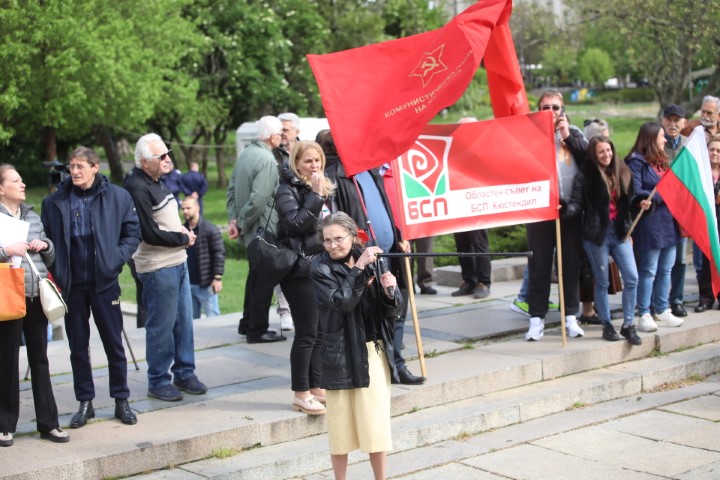 <p>Забраниха Безсмъртния полк в София, той обаче потегли към Паметника на Съветската армия</p>